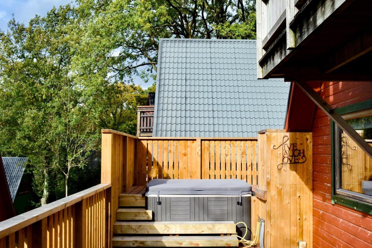 Spacious Primrose Lodge For 6 With Hot Tub At A Spa Resort Chudleigh ภายนอก รูปภาพ