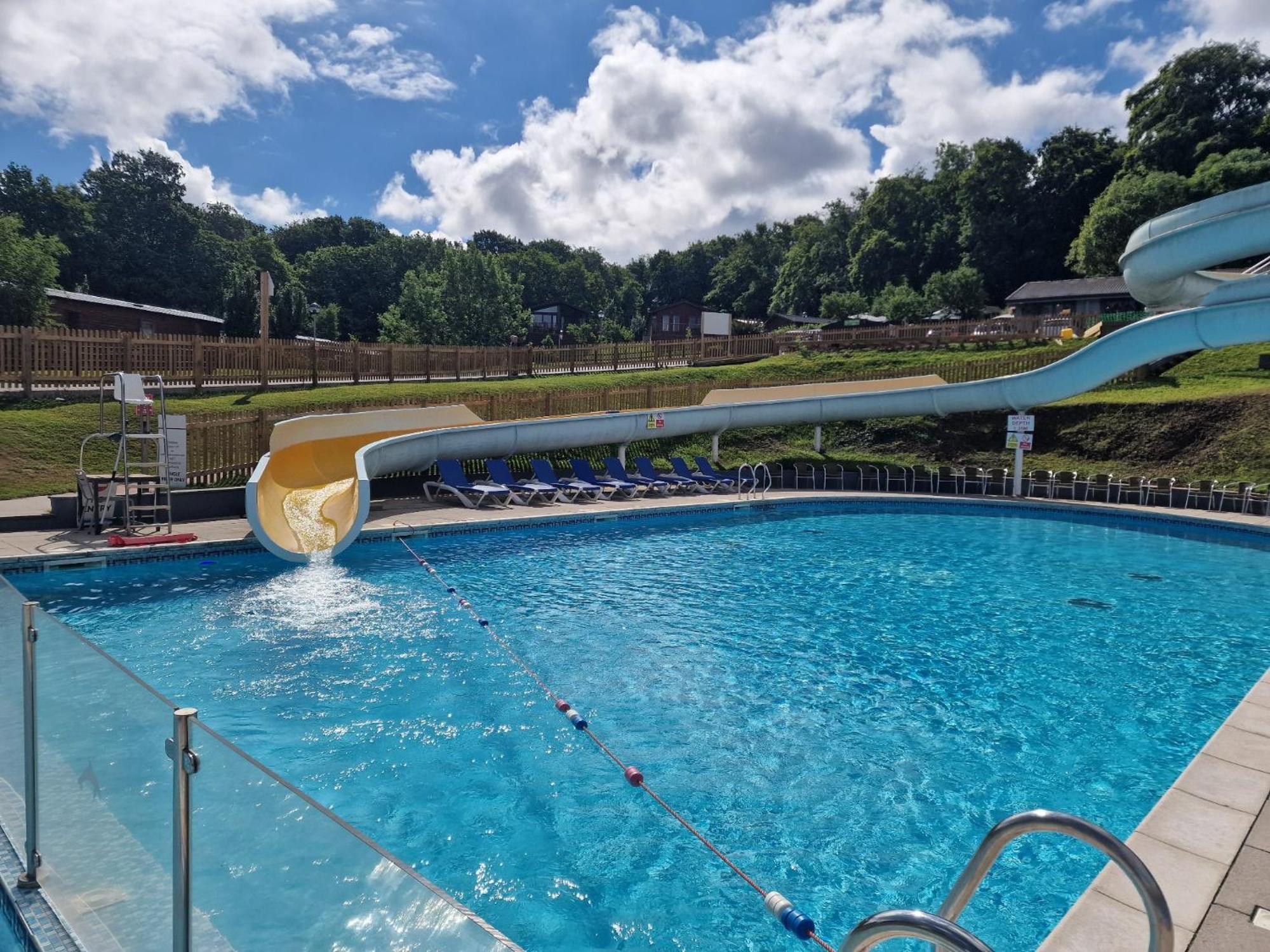 Spacious Primrose Lodge For 6 With Hot Tub At A Spa Resort Chudleigh ภายนอก รูปภาพ